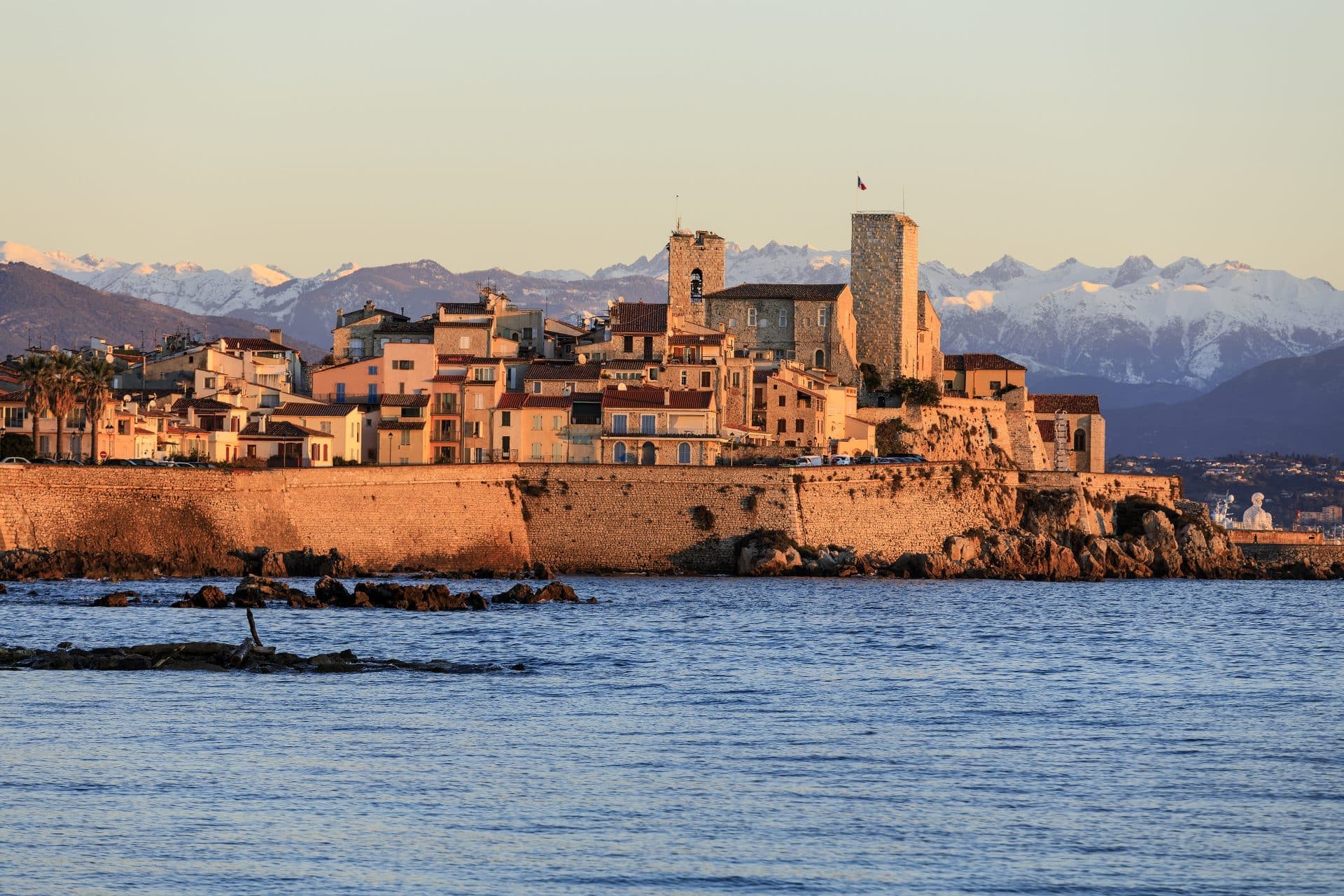 Location de bateau naviguant vers le port Vauban d'Antibes avec le Cap d'Antibes en arrière-plan