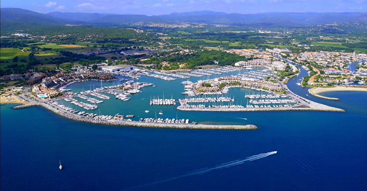 Location de bateau arrivant aux Marines de Cogolin dans le golfe de Saint-Tropez