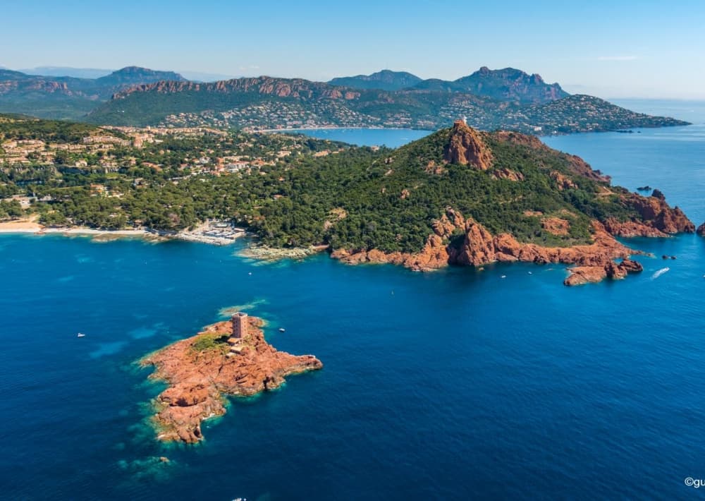 Location de bateau devant l'Île d'Or au Dramont avec sa tour sarrasine et les roches rouges de l'Estérel