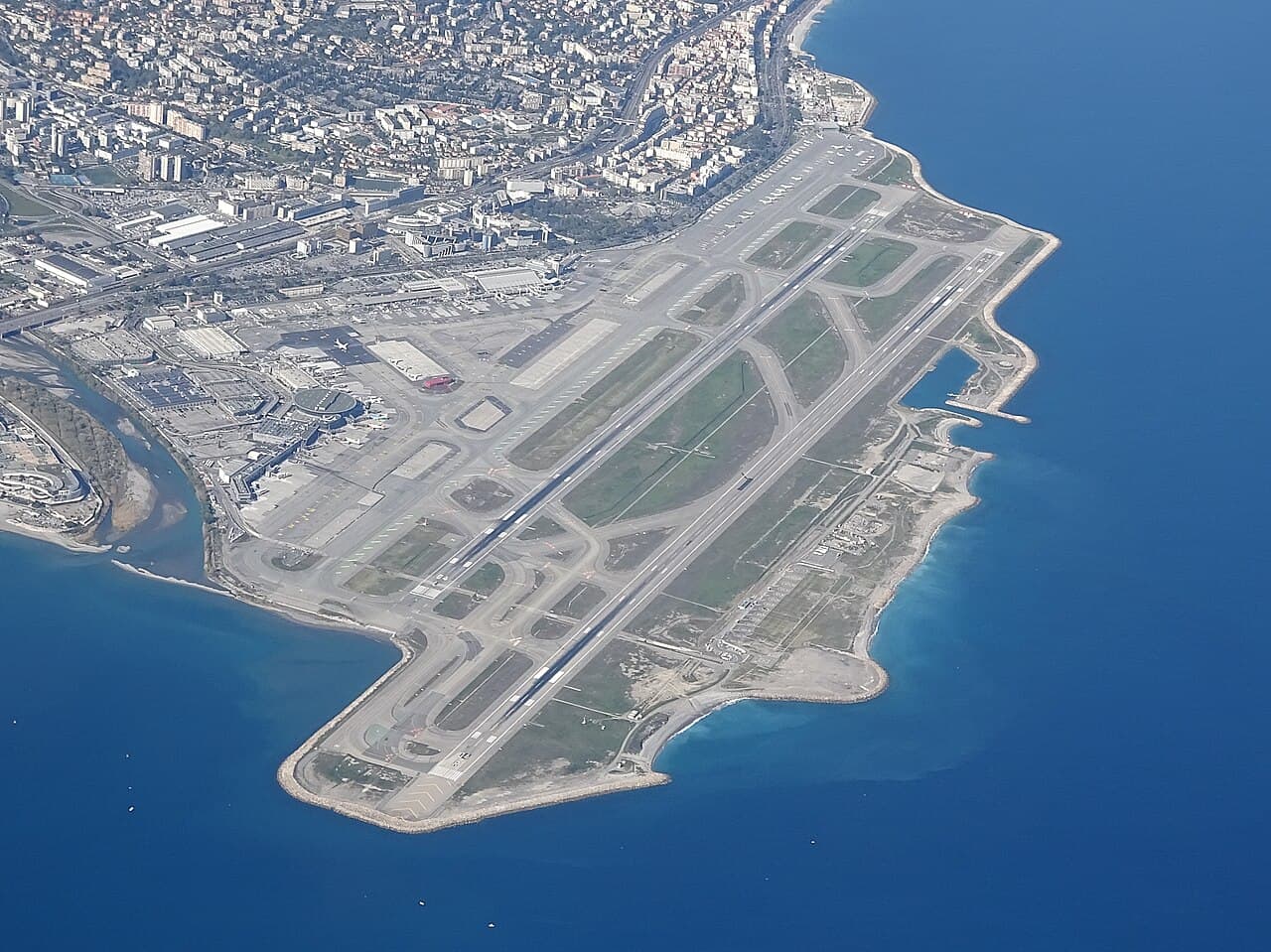 Location de bateau en route vers l'aéroport de Nice depuis Saint-Tropez sur la Méditerranée