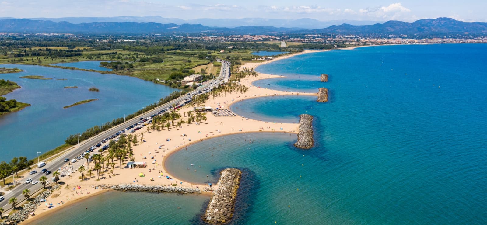 Location de bateau arrivant à Saint-Aygulf avec ses plages de sable et l'Estérel en arrière-plan