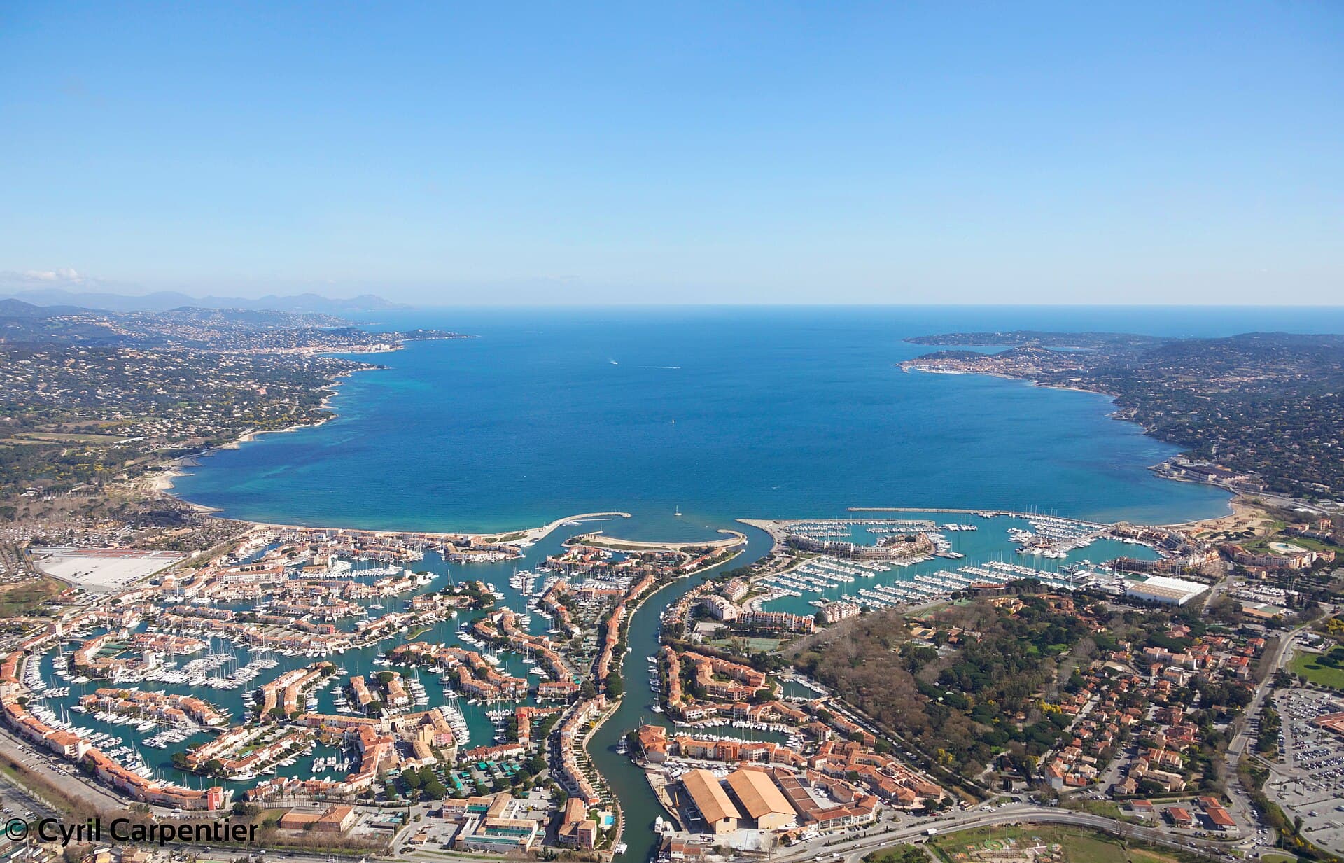 Colourful canals of Port Grimaud seen from a boat — Provençal houses and footbridges